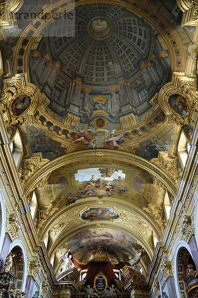 Deckengewölbe in der Jesuitenkirche mit perspektivisch illusionistischer Malerei von 1703 von Adrea Pozzo  Doktor-Ignaz-Seipel-Platz 1  Wien  Österreich  Europa