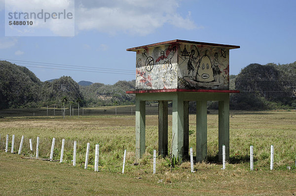 Wasserturm mit Graffiti  Valle de Vinales  Provinz Pinar del Rio  Kuba  Große Antillen  Karibik  Mittelamerika  Amerika