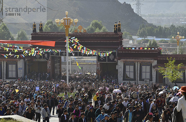 Tibetischer Buddhismus  tausende Besucher des Thangka - Buddha-Bildnis-Entrollungs-Festes zum Chödoen oder Sho Dun Festival  Joghurtfestival  Tibet  Drepung Kloster  Lhasa  Tibet  China  Asien