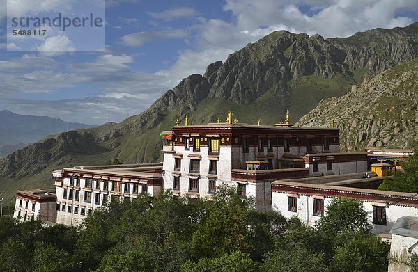 Tibetischer Buddhismus  Drepung Kloster vor Bergkilisse  Lhasa  Tibet  China  Asien