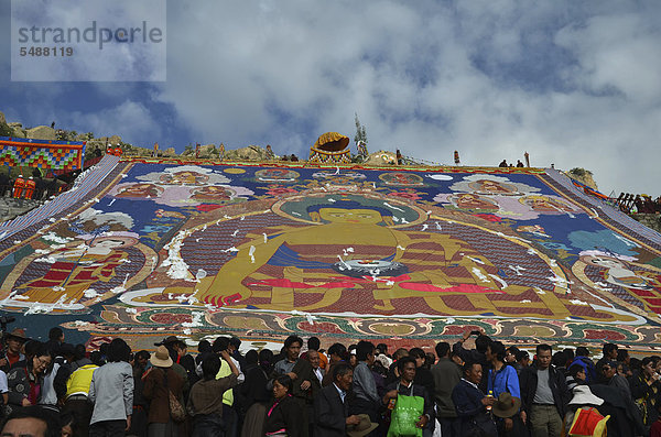 Tibetischer Buddhismus  Besucher des Thangka - Buddha-Bildnis-Entrollungs-Festes zum Chödoen oder Sho Dun Festival  Joghurtfestival  Drepung Kloster  Lhasa  Tibet  China  Asien