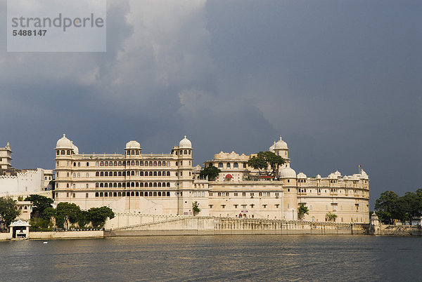 Stadtpalast  Maharana oder Maharaja von Udaipur  Pichola-See  Udaipur  Rajasthan  Indien  Asien