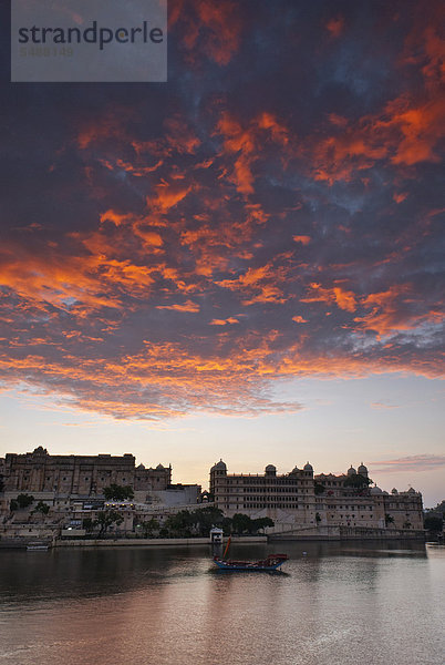 Stadtpalast  Maharana oder Maharaja von Udaipur  Pichola-See  Udaipur  Rajasthan  Indien  Asien