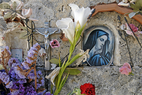 Madonnenbild und Blumen auf einem Grabstein  Friedhof in den Nebrodis  Sizilien  Süditalien  Italien  Europa