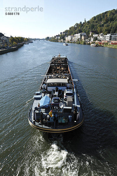 Schiff transportiert Gewerbeabfälle auf dem Neckar  Heidelberg  Baden-Württemberg  Deutschland  Europa