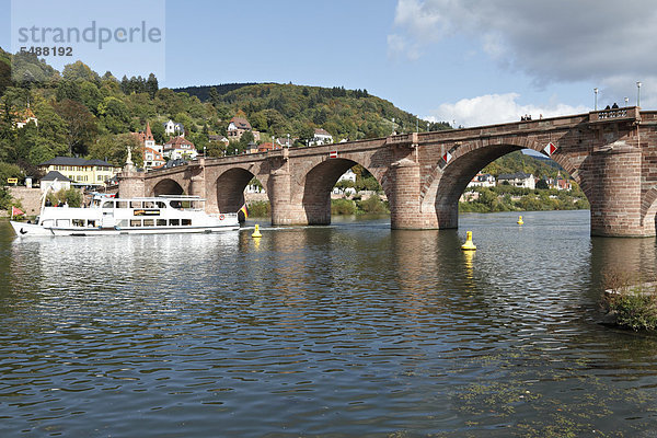 Karl-Theodor-Brücke mit Touristenboot auf dem Neckar  Heidelberg  Baden-Württemberg  Deutschland  Europa