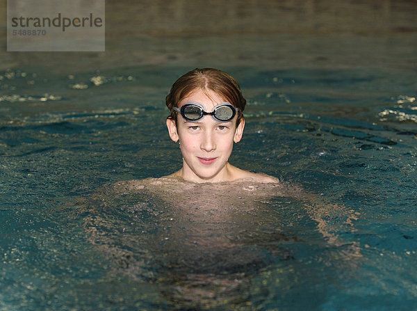 Junge - Person Schutzbrille Schwimmbad schwimmen 10-13 Jahre 10 bis 13 Jahre Schwimmer