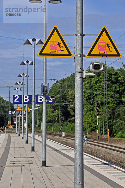 Bahnsteig mit Warnschildern  Warnung vor Sog- und Sturzgefahr auf dem Bahnsteig  Günzburg  Bayern  Deutschland  Europa  ÖffentlicherGrund