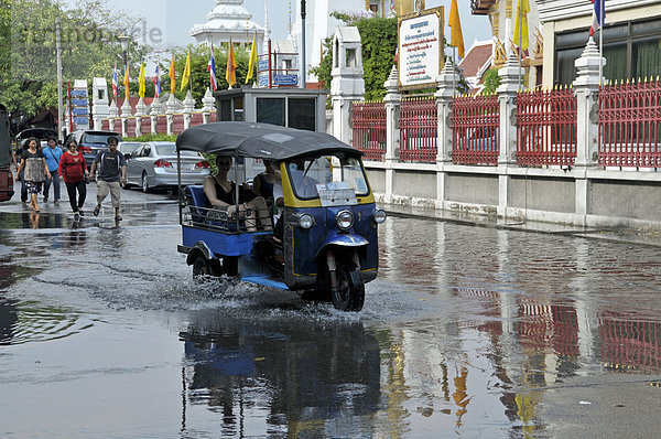 Überschwemmte Straße nach einem heftigen Gewitter  Bangkok  Thailand  Asien  ÖffentlicherGrund
