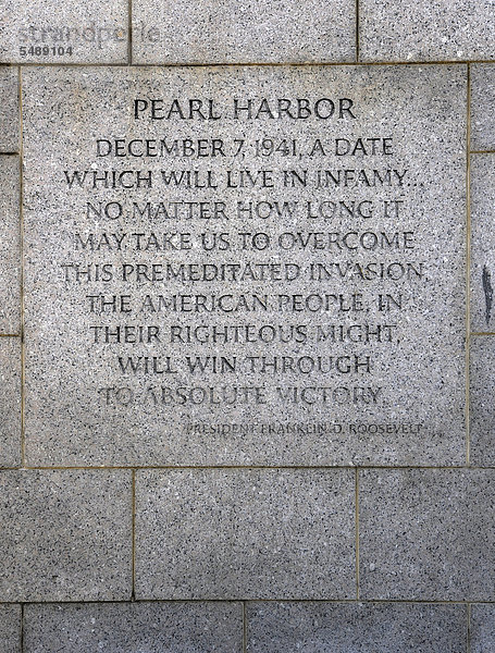 Inschrift Auszug Pearl Harbor Speech von Franklin D. Roosevelt  National World War II Memorial  WWII Memorial  auch Second World War Memorial  Gedenkstätte Zweiter Weltkrieg  Washington DC  District of Columbia  Vereinigte Staaten von Amerika  USA  ÖffentlicherGrund