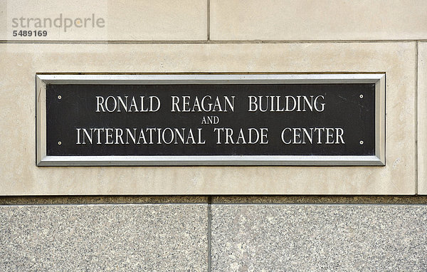 Tafel mit Schriftzug  Ronald Reagan Building und International Trade Center  Washington DC  District of Columbia  Vereinigte Staaten von Amerika  USA  ÖffentlicherGrund