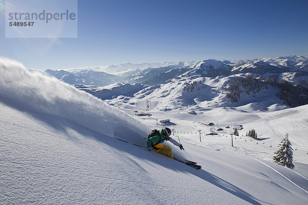 Österreich  Tirol  Kitzbühel  reifer Mann beim Freestyle-Skifahren