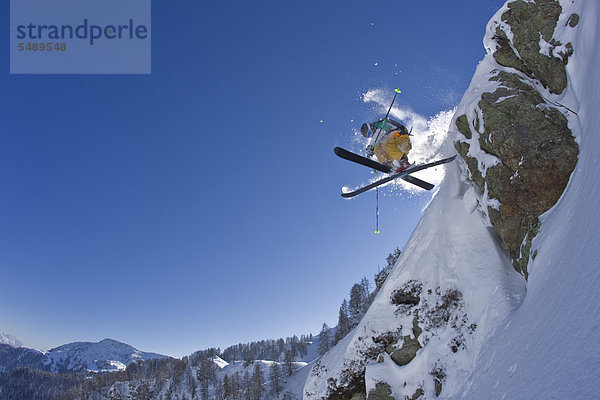 Österreich  Tirol  Kitzbühel  reifer Mann beim Freestyle-Skifahren