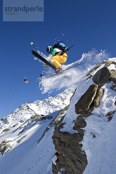 Österreich  Tirol  Pitztal  reifer Mann beim Freestyle-Skifahren