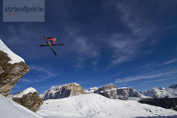Italien  Sella  Dolomiten  Mann beim Freestyle-Skifahren