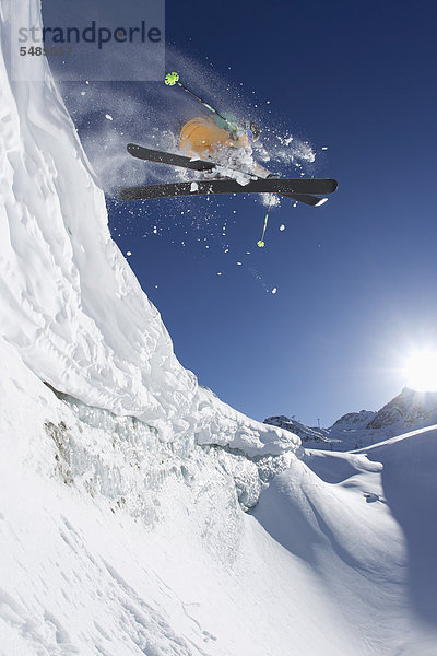 Österreich  Tirol  Pitztal  reifer Mann beim Freestyle-Skifahren