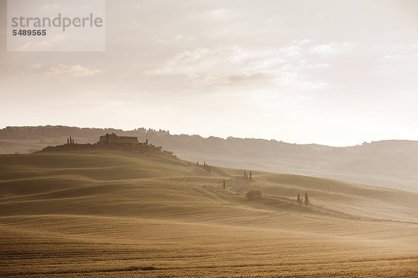 Italien  Toskana  Blick auf das Bauernhaus bei Sonnenaufgang