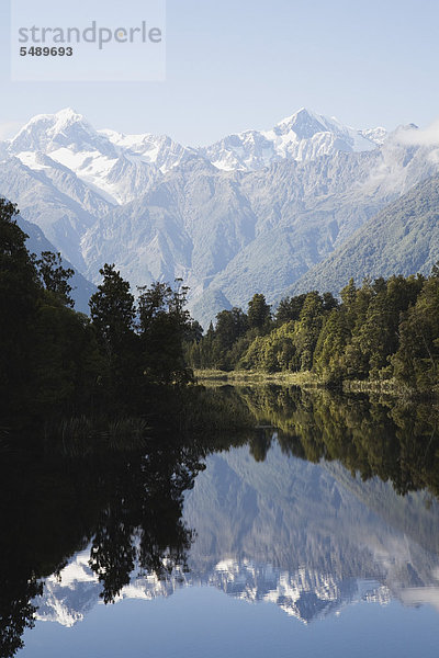 Neuseeland  Südinsel  Westküste  Blick auf Mount Cook und Mount Tasman mit Matheson Lake
