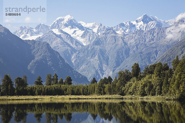 Neuseeland  Südinsel  Westküste  Blick auf Mount Cook und Mount Tasman mit Matheson Lake