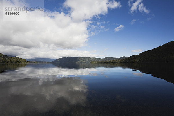 Neuseeland  Südinsel  Westküste  Blick auf den Mapourika-See