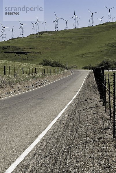Vereinigte Staaten  Kalifornien  Livermore  Blick auf den Altamont Pass mit Windpark im Hintergrund