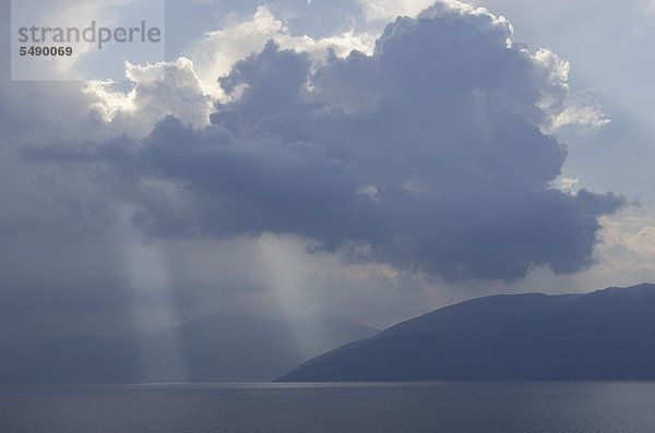 Griechenland  Ionische Inseln  Ithaka  Blick auf den Berg mit Meer