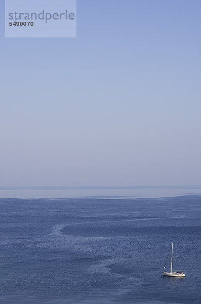 Griechenland  Ionische Inseln  Ithaka  Blick auf Segelboot im Meer