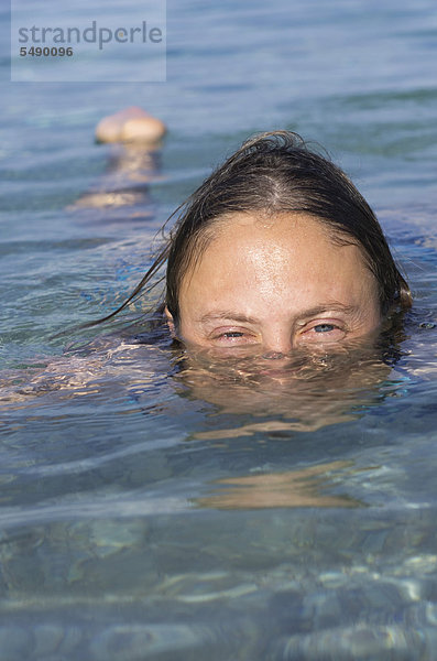 Griechenland  Ionische Inseln  Ithaka  Frau im Meer schwimmend  Portrait