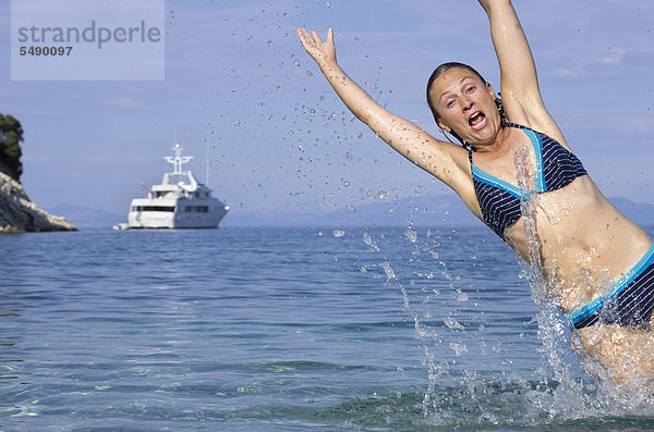 Griechenland  Ionische Inseln  Ithaka  Frau im Meer schwimmend  Portrait