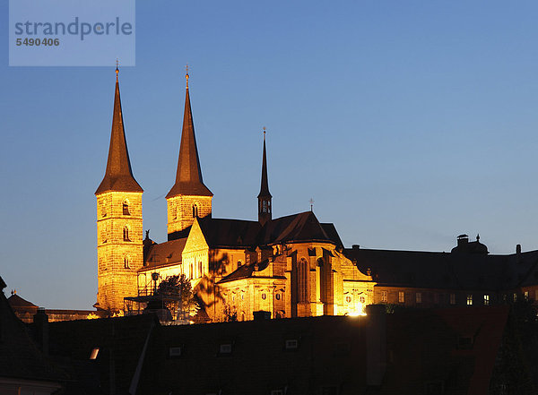 Deutschland  Bayern  Bamberg  Blick auf die Abtei Michelsberg in der Abenddämmerung