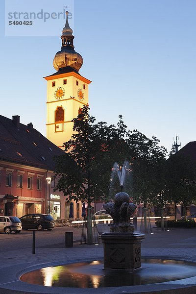 Deutschland  Bayern  Oberpfalz  Tirschenreuth  Ansicht der Pfarrkirche mit Fischbrunnen