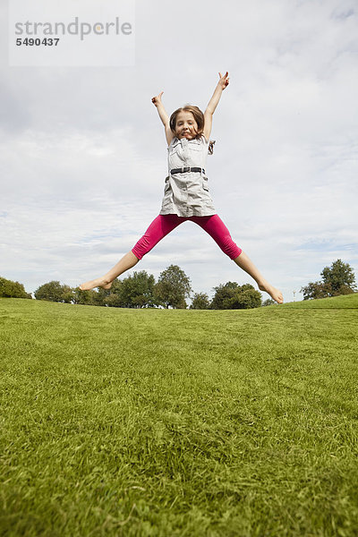 Mädchen beim Springen im Park  Portrait