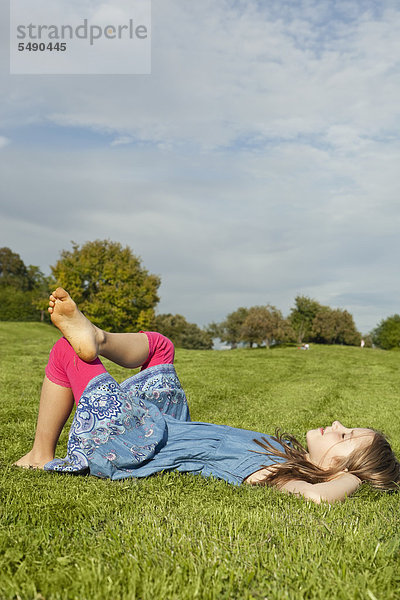 Mädchen entspannt im Park