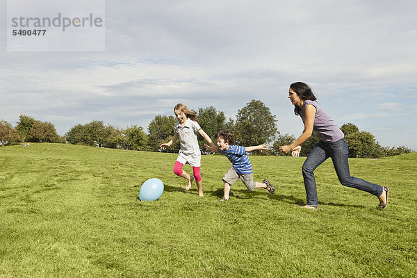 Deutschland  Bayern  Familienspiel mit Ballon im Park