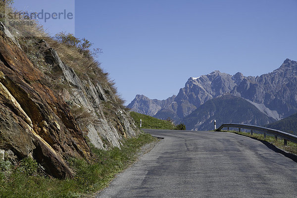 Schweiz  Graubünden  Unterengadin  Blick auf die kleine Strasse von Ardez nach Ftan  Berge im Hintergrund