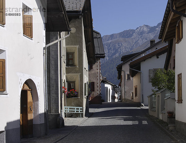 Schweiz  Graubünden  Oberengadin  Blick auf Strasse mit Dorfhäusern