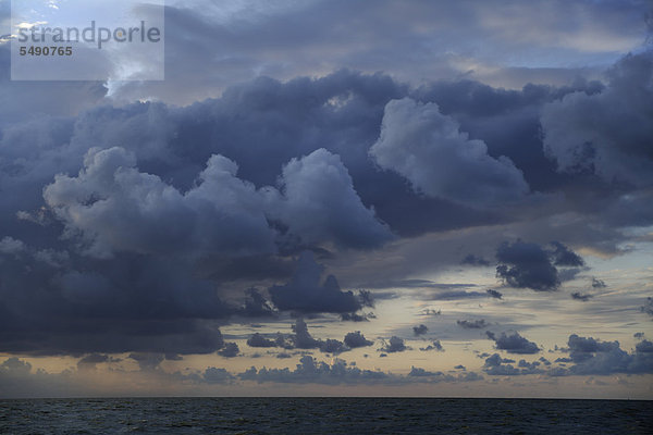 Niederlande  IJsselmeer  Blick auf Nordsee und Wolken am Abend