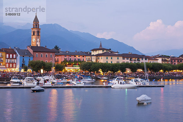 Schweiz  Tessin  Blick auf Ascona bei Dämmerung mit Booten im Lago Maggiore