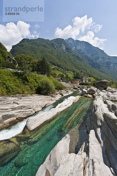 Schweiz  Tessin  Blick auf Verzasca mit Berg im Hintergrund