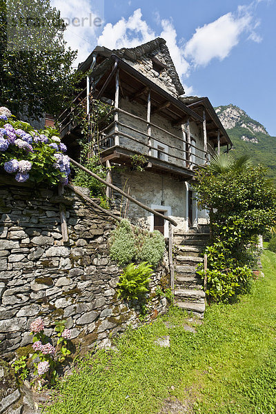 Schweiz  Tessin  Blick auf das typische Steinhaus