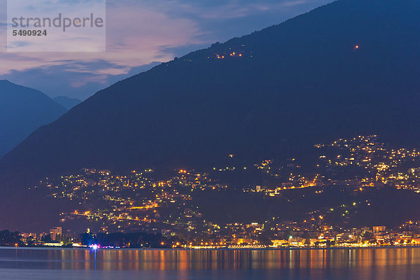 Schweiz  Tessin  Blick auf Locarno bei Nacht mit Lago Maggiore