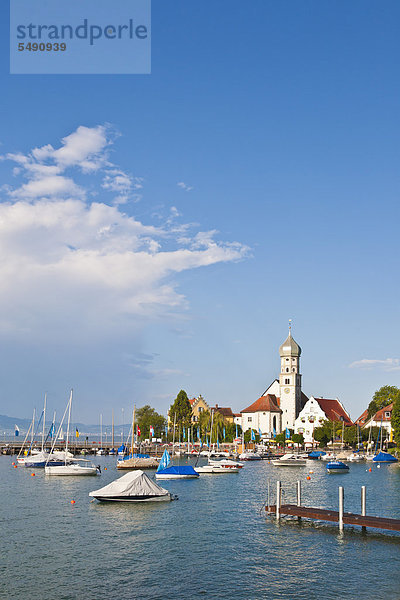 Deutschland  Bayern  Wasserburg  Hafenansicht mit St. Georg Kirche