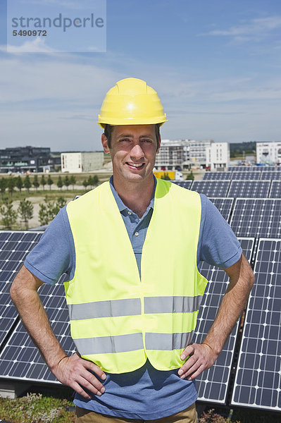 Deutschland  München  Techniker in Solaranlage  lächelnd  Portrait