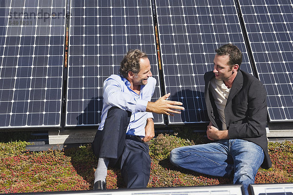 Zwei Mann sitzen und reden in der Solaranlage