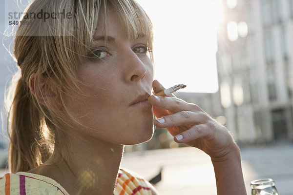 Junge Frau rauchend  Portrait