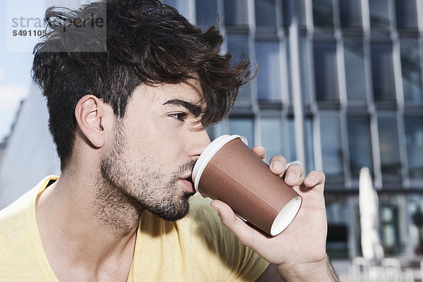 Junger Mann trinkt Kaffee  Nahaufnahme