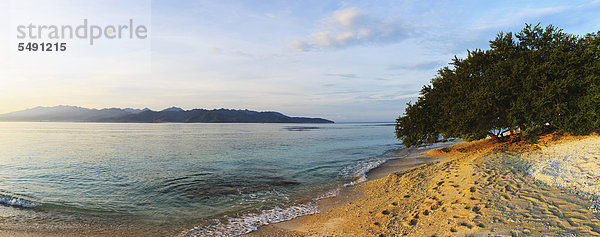 Indonesien  Lombock  Gili-Trawangan  Blick auf den Strand bei Sonnenaufgang