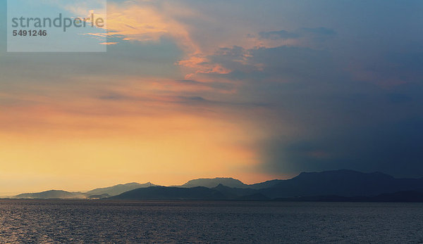 Indonesien  Bali  Blick auf den Sonnenuntergang