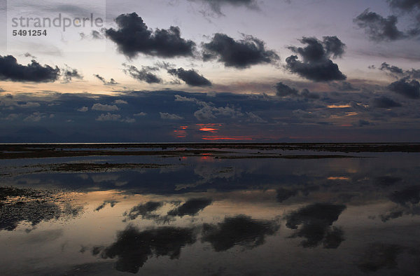 Indonesien  Lombock  Gili-Trawangan  Blick auf den Strand in der Abenddämmerung