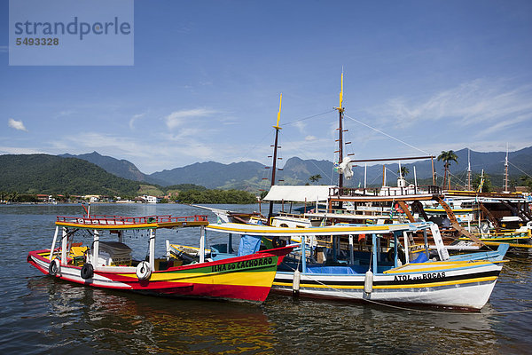 Bunte Ausflugsschiffe  Paraty  Costa Verde  Bundesstaat Rio de Janeiro  Brasilien  Südamerika